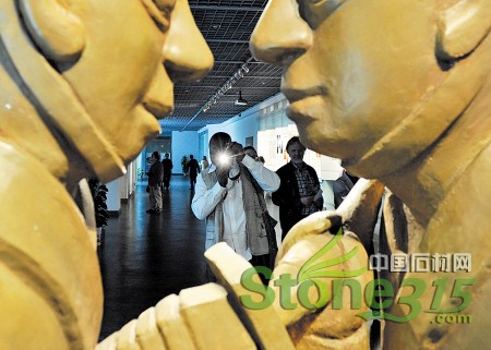 昨日上午，国际雕塑大师们在长沙市简牍博物馆内参观，在长沙汲取创作灵感。
