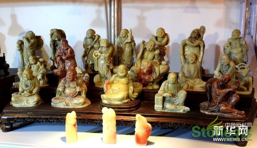 11月8日，十八罗汉的作者、福建寿山石总厂雕刻家林春志手捧伏虎罗汉在济南展会上向观众介绍寿山石雕。