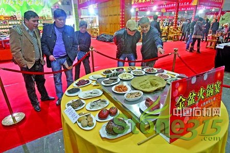 昨日，国际会展中心，“金盆火锅宴”引来市民围观。