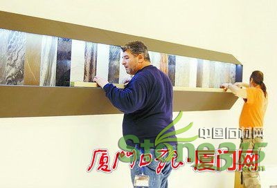 正在布展的外籍展商。