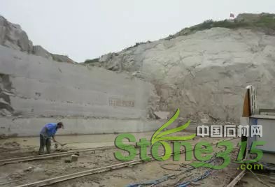 一个被遗忘的42岁石材工人，在车站“过”端午