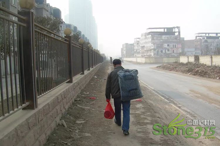 一个被遗忘的42岁石材工人，在车站“过”端午