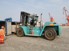 石湖港首次接卸搭载来自非洲马达加斯加石材的集装箱